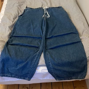 Baggy BDG Jeans - Jävligt baggy jeans från BDG. De är justerbara i midjan och längst ner. Perfekt skick, skriv för mått eller vid frågor (: