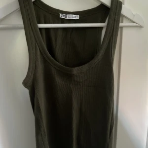 Zara linne - Ett skit snyggt zara linne i militär grönt som ej säljs längre! Använd ett fåtal gånger och har inga defekter! 