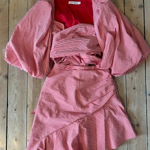 Adoore Toscana - Storlek 36 i blus och kjol. Inga defekter.