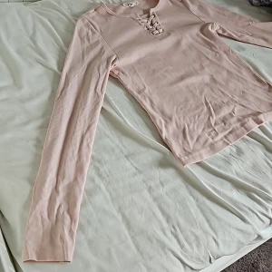 Långärmad tröja - En rosa långärmad tröja från kappahl, använd mycket men ingen skada. Den är i stolek 170.