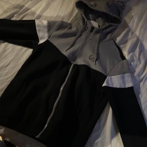 EA7 hoodie/tröja - Skick 10/10 knappast använd  Storlek S 