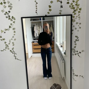 Dieseljeans  - Jag säljer mina mörkblå dieseljeans då de är för stora för mig. De är i storlek w26 och i väldigt bra skick. Jeansen har tyvärr gått sönder lite bak i hälen pga att de var för långa. Fler bilder finns vid förfrågan💕