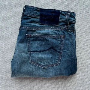 Jacob Cohen 622 - Tja! Säljer nu mina riktigt snygga och trendiga Jacob Cohen jeans i den populära modellen 622 (även kallad Nick) | Storlek = 35, passar 33 | Skick = 10/10, ny skick | Nypris = 5500kr, mitt pris = 1199kr