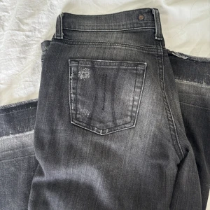 Lågmidjade svarta bootcut jeans  - Midjemått 42cm, benlängd 82cm storlek 30