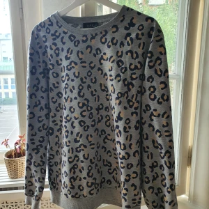 APC sweatshirt med leopard mönster - Snygg vintage APC tröja i storlek L men  är mer som en stor M i storleken 