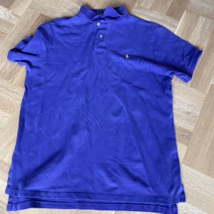 Lila ralph lauren piké - En lila ralph lauren piké perfekt för sommaren, inga fläckar använd några gånger. Pris kan diskuteras vid snabb affär. Tröjan passar också M för de som är Interesserade