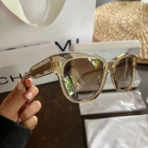 Snygga Chimis 07 - Säljer mina snygga Chimis 07 Ecru, då jag inte tycker det passar min ansiktsform. Köpta i våras och använda fåtal gånger. Nypris 1350kr men säljer för 1100 (pris är diskuterbart)⭐️⭐️