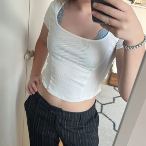 Vit tshirt  - Vit tshirt med sömar, de är nästan korsett utseende, tycker den sitter lite tajt på mig men tycker den är så fin