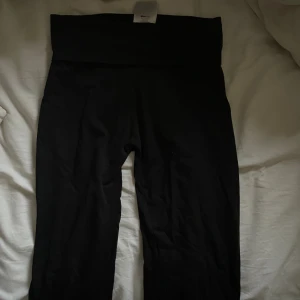 Lågmidjade yogapants  - Lågmidjade yogapants från Gina, defekt på andra bilden därför billigare 