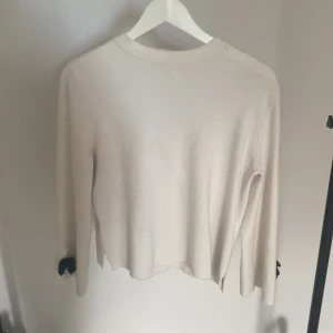 Stickad tröja  - Superfin stickad tröja med rosetter i armarna!💕💕 hör av er vid fler frågor❣️