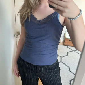 Blått linne - Jättefint spetslinne från hunkemöller men tycker de är lite stort på mig annars skulle jag använda de oftare