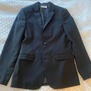 Kavaj - En mycket fin svart kavaj från H&M storlek 170. Den är super fin och har inga skador alls. Perfekt nu till sommaren.💕 Även året om☺️
