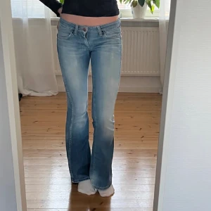Bootcut jeans 💕 - Jätte snygga utsvängda jeans, lite slitna i hälarna men annars jätte bra skick 💕midja: 79cm, innerbensmåttet: 84cm (Bilderna är lånade från förra säljaren) 💘