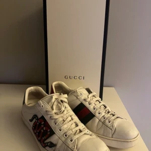 Gucci ace skor - Tjena, säljer nu dessa extremt fet och eftertraktade Gucci snake skorna. Jag skulle säga att skorna är 7,5/10 i skick dom är andvända men mycket kvar att ge och all og följer med box dustbago osv. Vid minsta lilla fråga eller fundering skriv gärna💬