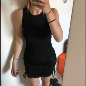 Klänning - Svart klänning som nästan aldrig är använd