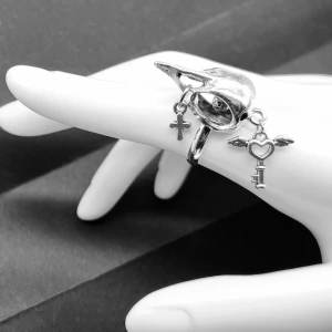 Unik ring med en kråkskalle  - Unik ring med en kråkskalle● Material: metal. Stommen är ca 15mm i diameter, men kan göras mindre eller större, efter behov. Det är bara att försiktigt klämma ihop eller dra isär ändarna baktill, till önskad storlek. Mått på plattan 2,5cm 