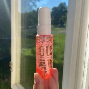 Sol De Janeiro mist - 40 - Säljer min body mist från Sol de Janeiro i doften 40. Har använt ett fåtal gånger, men känt att det inte är min doft🌸