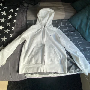 Polo Ralph Lauren zip - Säljer nu min vita polo zip tröja då den är för liten.  Storlek s/m Skulle säga 8/10 i skick. Kan ha nån fläck.  Pris kan diskuteras vid snabb affär  De är liten i storleken 