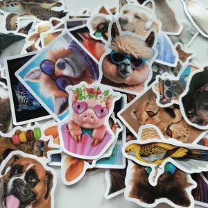 50st djur klistermärken, stickers, pyssel  - Klistermärken/stickers  Motiv: djur, hundar, katter, häst, räv, pingvin, fåglar, ödlor, sköldpadda, sengångare, kanin,  Antal: 50st  Skick: oanvänd, några av dem har blivit lite böjda  Kul att använda till pyssel, scrapbooking och annat.