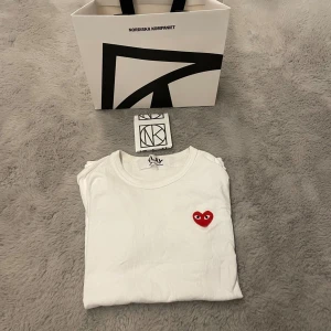 CDG T shirt - Säljer denna riktigt nice T shirt från CDG. Köpt på NK, nypris 900. Skick 7/10. Skriv om funderingar!