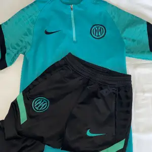 Inter Milan / träningskläder både för underdelen och överdelen  Har en intressant färg som lockar ögonen att titta   Kan ha på sig både för träning, men även för klädstil att ha på sig
