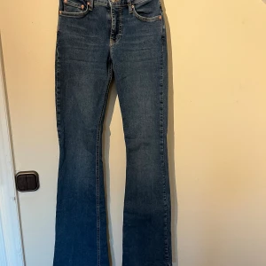Jeans - Lågmidjade jeans från gina tricot, är i34 tall så i bra längd på mig, 172. Säljer då dem inte används och har används endast en gång så i väldigt bra skick. Mörkblå i färgen. Köpta för 500 så säljer billigt