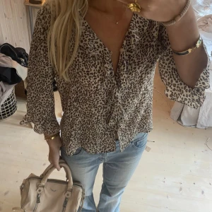 Super snygg topp - Jätte fin blus, men har för många, jätte bra kvalitet!!