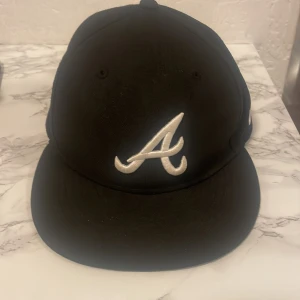 New era keps. Athletics och Sox - Helt ny. Gillar inte hur dom sitter på mig och den ena är för liten och den andra ör för stor så därför säljer jag dom 👍🏽en för 400 två för 539