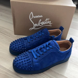 Louboutin  - Tja nu säljer jag mina skor pga att dom är för små tveka inte på att höra av er vid minsta fråga eller något pris kan diskuteras vid snabb affär