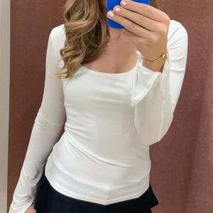 Tröja från Gina Tricot  - En u-ringad tröja från Gina med slits vid handen, är i strl s och bara använd en gång. Säljer för 150kr.