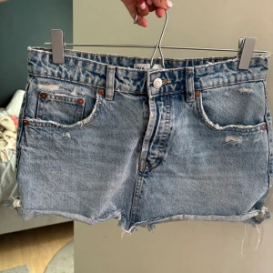 Jeans kjol - Köp gärna via köp nu!! Midjemått: 40cm Längd: 32 cm Jättesnygg jeanskjol ifårn zara i storleken s. Tyvärr är den för liten för mig, därav inga bilder på💖 