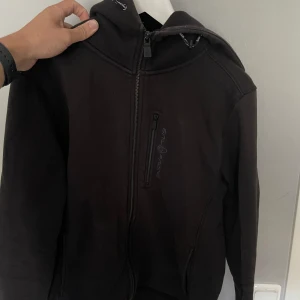 Sail racing zip hoodie - Svart zip hoodie från Sail racing, använd men fortfarande bra skick! 