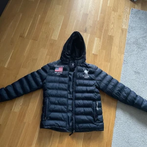 Mörk blå polo club vinson jacka - Storlek S men är som en medium. Helt ny använd 3 gånger Max. 