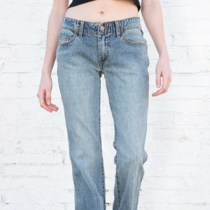 Eleanor Jeans Brandy Melville - Säljer dessa superfina och populära jeans från Brandy Melville! Helt oanvända, köpte förra sommaren men de kom tyvärr aldrig till användning eftersom de är för långa för mig. Nypris är ca 500 inkl frakt. Säljer för 400 + frakt💞 Pris går att diskutera
