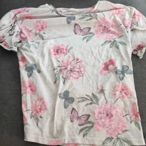 Sommaren är här varför inte passa på att köpa somriga kläder!? - Fin, somrig och väldigt bekväm inget fel eller nått men behöver pengarna! Om man vill att vi ska tvätta eller stryka så är det bara att skriva!👍🏼😊