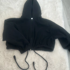 Svart kofta - En kofta som har används några gånger och som har snören för man kan göra koftan kortare eller längre om man vill🥰