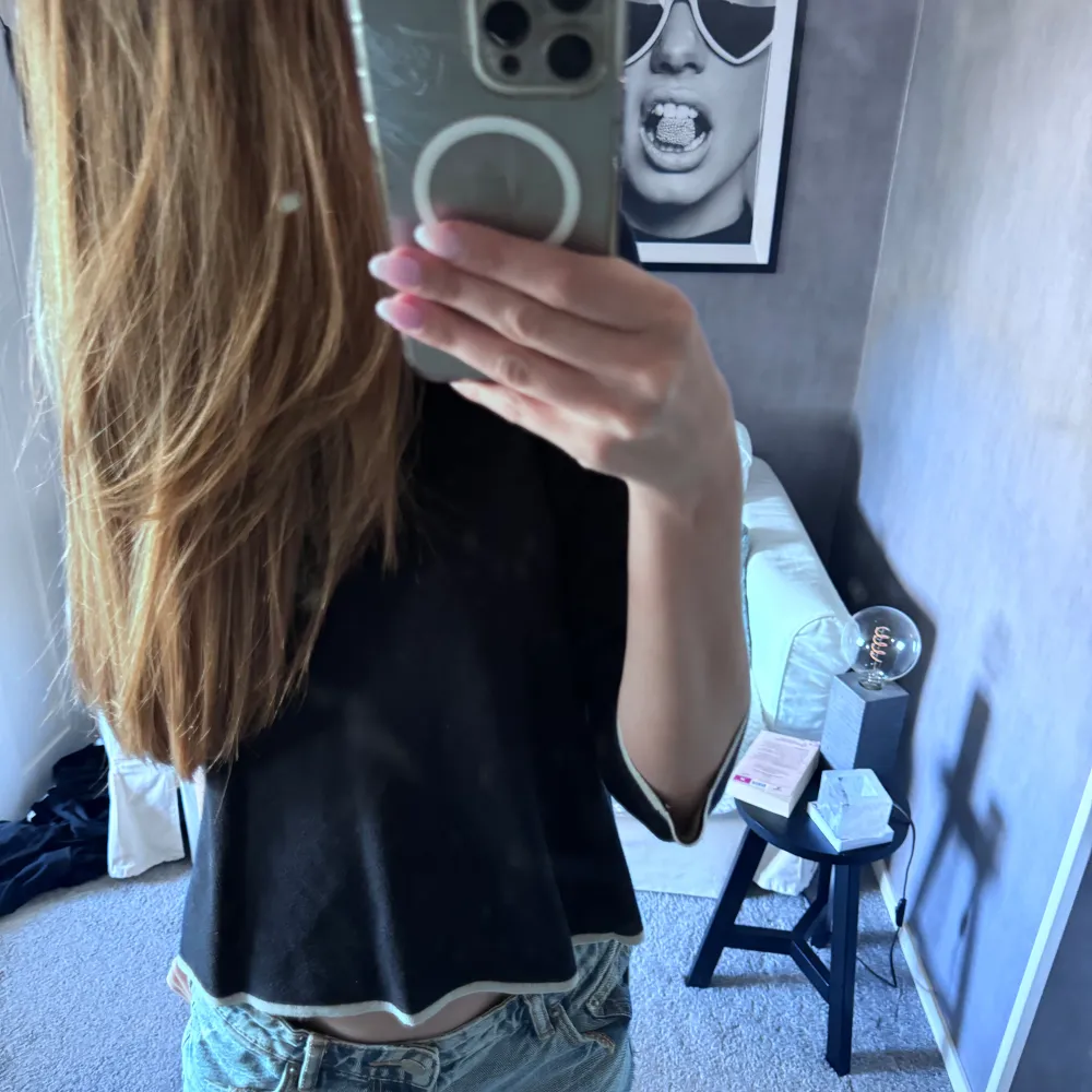 Jätte fin tröja BETTY & CO! Har en fin detalj på ryggen och sitter verkligen jätte fint💘 använder den tyvärr inte längre och hoppas någon får bättre användning! Vid eventuella frågor är de bara att kontakta ❤️. Neuletakit & Villapaidat.