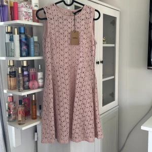 Klänning  - Klänning från vero moda. Aldrig använd av mig men köpt på sellpy. 