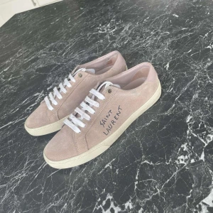 Saint Laurent skor - Hej nu säljer vi dessa fräscha Saint Laurent skorna. Skorna är i helt nytt skick och det finns inga skador på dem! Skriv privat om du har någon fundering eller vill ha fler bilder.⚜️🤝