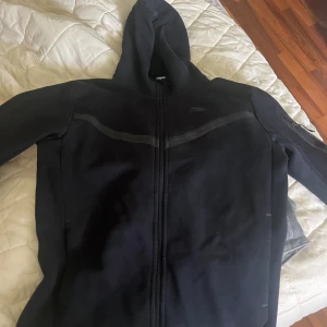 Nike tech hoodie - Nike tech fleece hoodie storlek s men passar m nypris 1150 men jag säljer den för 750 pris går att diskutera vid snabb affär.