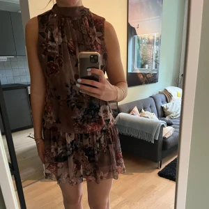 Rinascimento klänning  - Super fina klänning från Rinacimento, ett jätte fint märke från Italien. Nypris på klänningar ligger runt 2000 kr. Denna är i super fint skick och har en jätte vacker rygg med ett band som man knyter, väldigt elegant. I storlek L men skulle säga M.