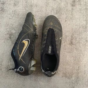 Nike Mercurial Vapor 14 Elite FG Shadow - Använda mycket men bra skick, inga större defekter. Tagit bort snörerna men har kvar och går att få med. Påse kommer med. Pris kan diskuteras 