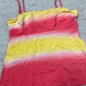 Linne S 100% silke  - Färgglatt linne i 100% silke  Mycket bra skick  Reglerbara axelband  Dragkedja i sidan  Ca 42 cm långt, ca 39 cm mätt äh-äh