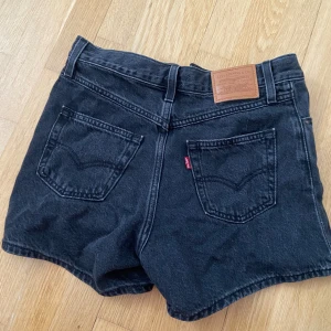 Levi’s shorts 🖤 - Ett par helt nya Levi’s shorts som är använda en gång. Sitter bra på mig som har S på byxor 