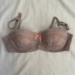 Bh Hunkemöller rosa 75B - Hunkemöller BH rosa, passar inte mig så säljer på Plick! Väldigt bra skick, kanske lite utstretchad. 