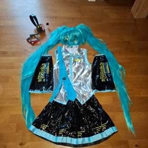 Hatsune Miku cosplay - Hatsune miku cosplay veldigt bra behandlad och bra kvalite fult set med peruck skjol top hörlurar peruck aseswarer armaseswarer