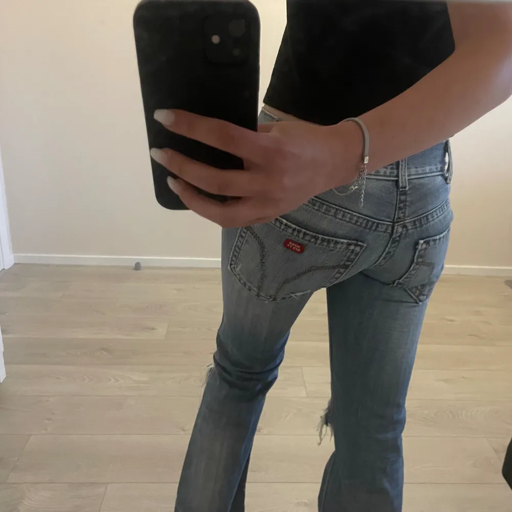 Superfina bootcut, low waist jeans från miss sixty💗 (Innerbensmåttet: 83 cm) (Midjemått: 77 cm)  Skriv om ni har frågor, jag svarar så fort jag kan💞. Jeans & Byxor.