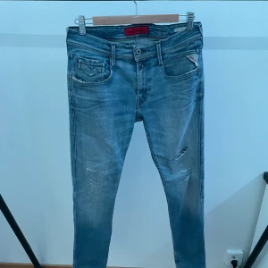 Replay anbass - Tjena, säljer nu mina Replay anbass eftersom de tyvärr blivit för små. De är ljusblå med feta slitningar och en asfet lårficka. Vid frågor var inte skygg att skriva.