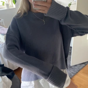 Stickad tröja  - En så fin stickad tröja från arket, nästan aldrig använd. Pris kan diskuteras. 