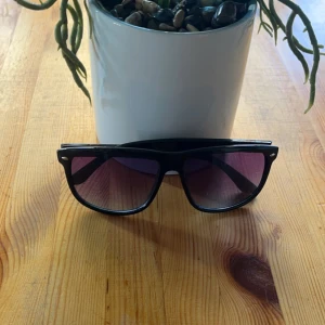 Identiska Solglasögon - Ray Ban Boyfriend  - Säljer dessa nästan identiska solglasögon för 190kr som liknar Ray Ban Boyfriend,en mycket populär modell. Solglasögonen är av hög kvalitet till ett överkomligt pris och ger även UV-skydd på 400! Expressleverans inom 10-18 timmar. Övriga frågor = PM.